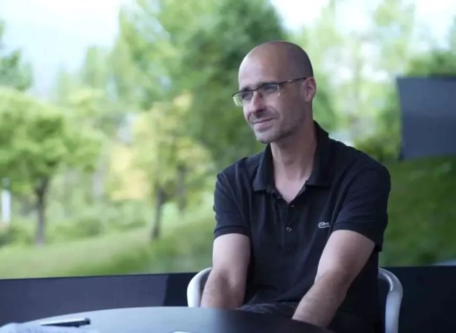 French Artist Explores Lacquer Art in Chongqing丨Expat