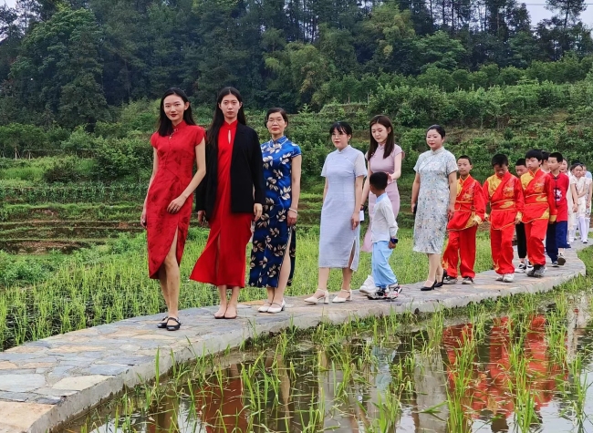 (2)Cheongsam and Chinese Culture Exploration Excites Int'l Teenagers