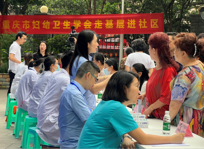 Voluntary Community Clinic in Chongqing Promotes Health Awareness