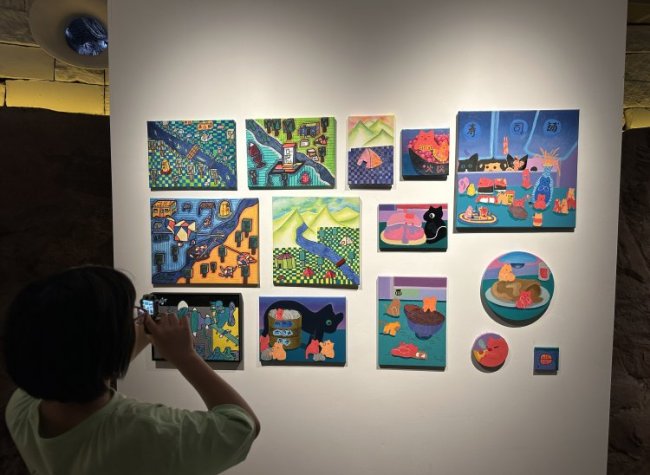 Displaying Kids' Creations at Art Exhibition in Chongqing to Celebrate Their Day