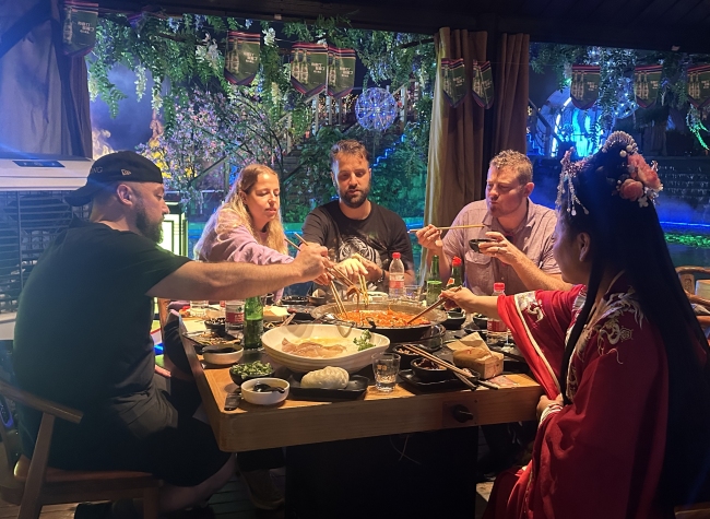 Overseas Influencers Enthralled by the Unique Charm of Chongqing