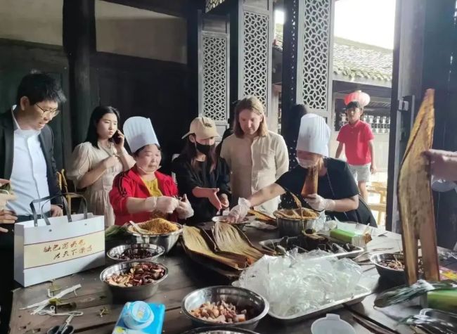 Consular Officers Delve into Traditional Folk Customs During Cultural Visit to Rongchang