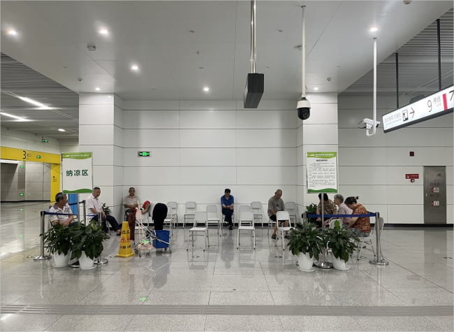 Chongqing Subway Stations Provide Rest Areas in Summer