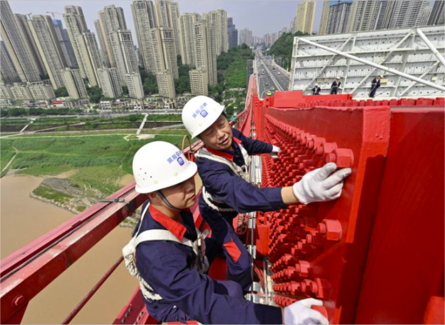 'Bridge Doctors' Floating Above the City | Locals