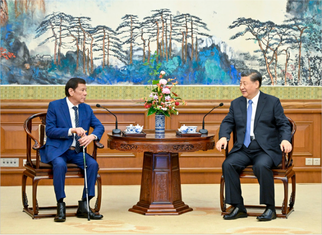 Xi Meets Former Philippine President