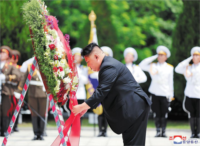 Kim Pays Tribute to Chinese Martyrs