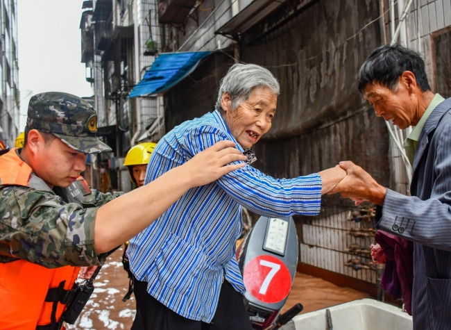 Bustling Market Day Returns to Flood-Hit Chongqing