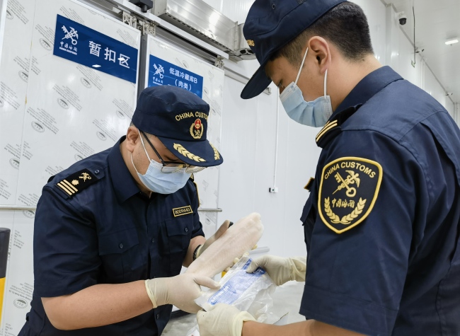Within 40 Minutes, Imported Live Grass Shrimp were Cleared for Market in Chongqing