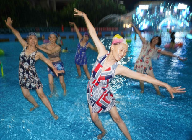 Seniors Thrive in Chongqing's Vibrant Night Scene | Locals