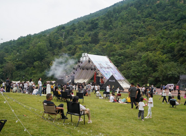 Overseas Influencers Explore the Fascinating Fusion of Music and Traditional Chinese Medicine in Chongqing