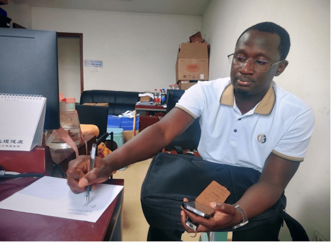 Chongqing Issued the First Birth Service Certificate to Foreign Couple