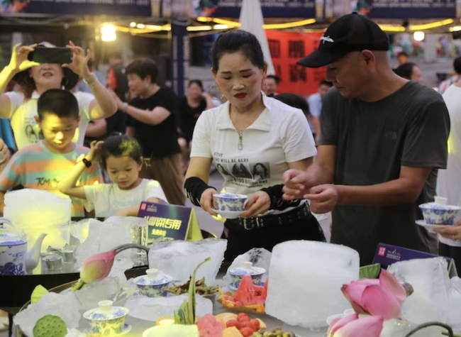 'Romantic Economy' Effect Surged in This Year's Qixi Festival丨Insights