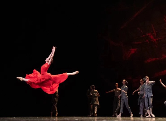 Chongqing Original Ballet 'Red Shoes' Debuts