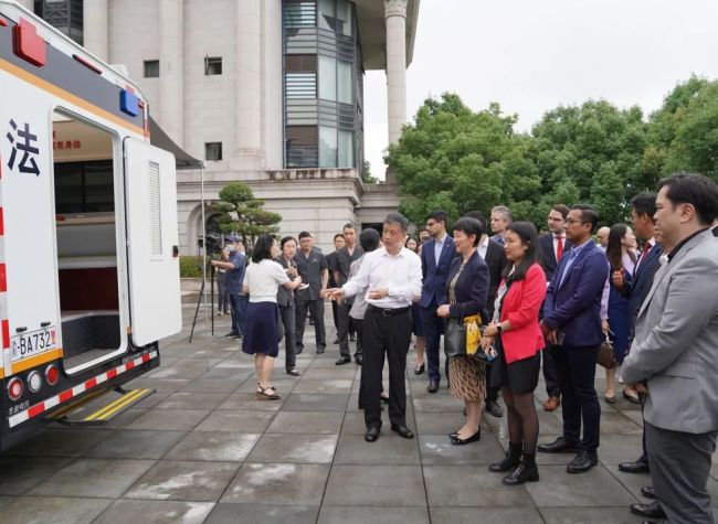 Chongqing FTZ's Mobile Court Conducts Legal Publicity in International Corporations
