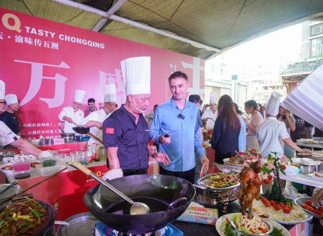 Chinese Chefs Share Traditional Chongqing Delicacies with Int'l Students