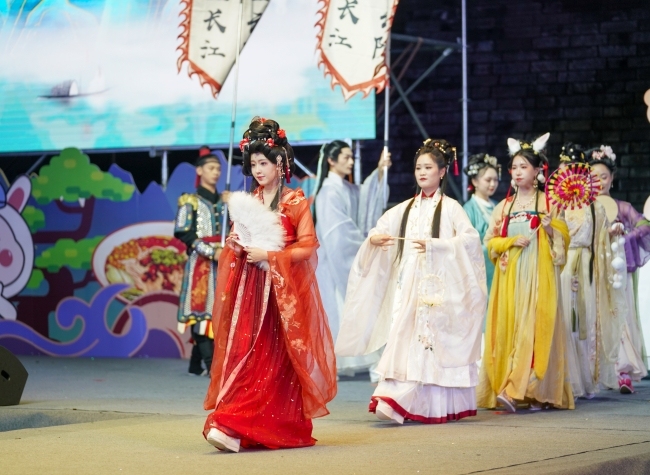 Traditional Costume Extravaganza Brings Festive Atmosphere to Chongqing