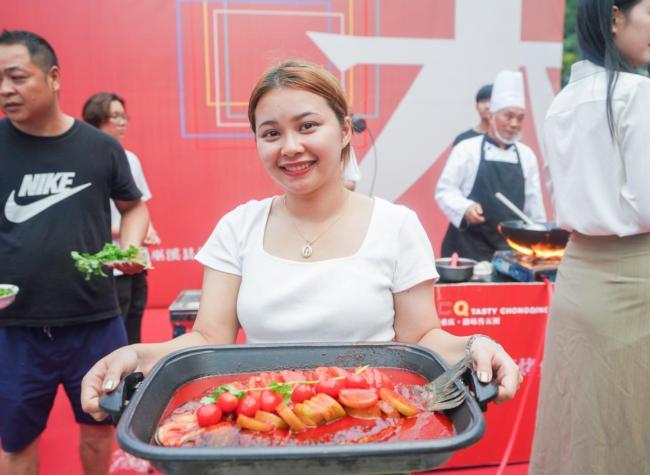 Chinese Grilled Fish Chefs Teach Int'l Students the Art of Grilling