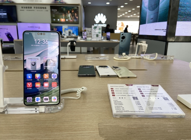 Mixed Reaction of Chinese Customers Over Huawei Mate 60 and iPhone 15