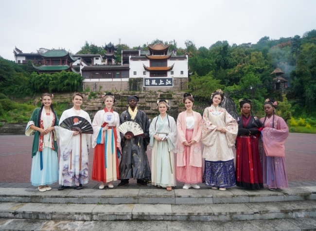 Overseas Students Experience Ancient Legacy of Zhang Fei Temple in Three Gorges