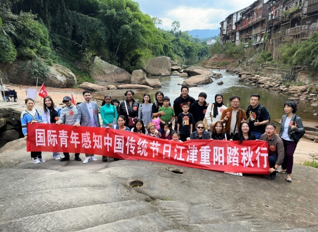 Foreign Youth Experience Double Ninth Traditions in Jiangjin | Laowai@Chongqing