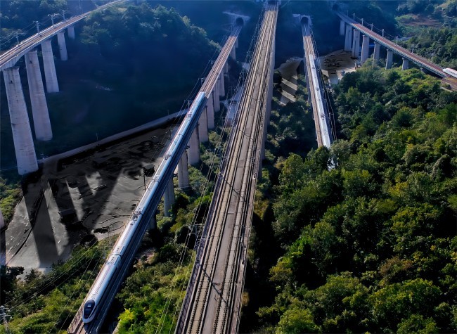 High-Speed Railway Reduces Travel Time from Chongqing to Guangzhou by 54 Mins