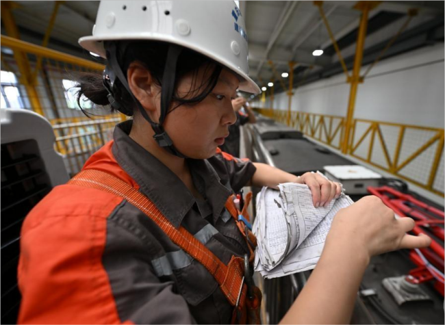 A Passionate Gen-Z Girl: To Be Guardian of the Rail Transit | Locals