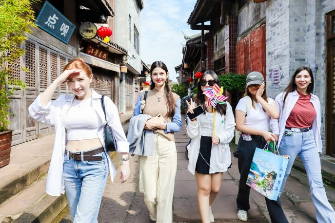 Int'l Students Dive Deep into Tongliang's Fire Dragon Dance