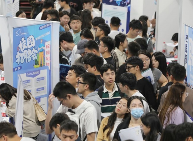 Reasons Why More Young Chinese Graduates Opt for Manufacturing Jobs