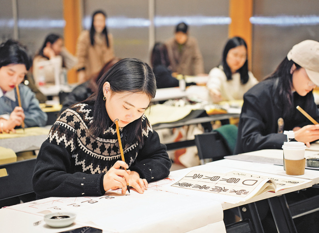 Young People Drawn to Night Classes in Chongqing