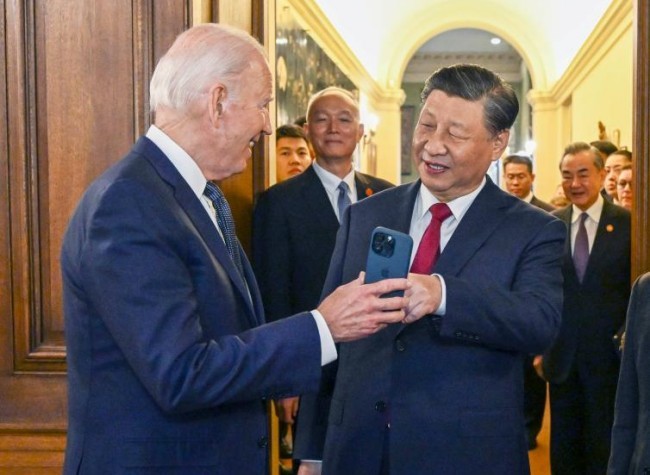 Xi, Biden Share Nostalgic Moment Ahead of Banquet