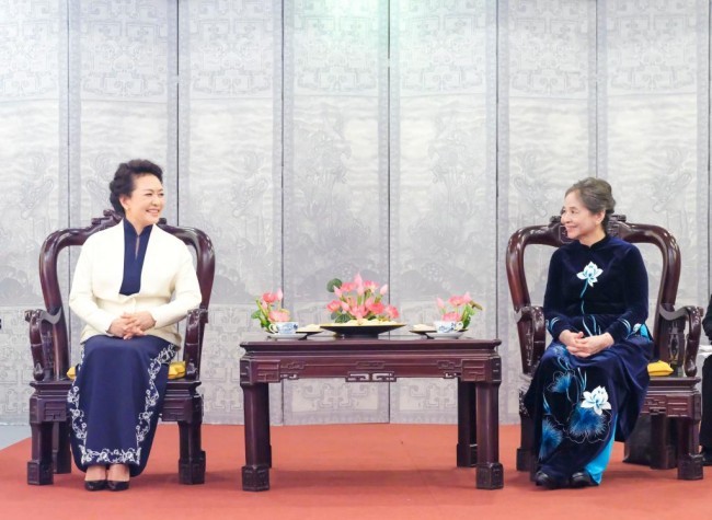 Peng Liyuan Visits Vietnamese Women's Museum