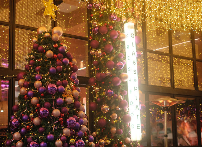 Ziwei Road: Chongqing's Vibrant Step Towards an International Consumption Center through Festive Flair