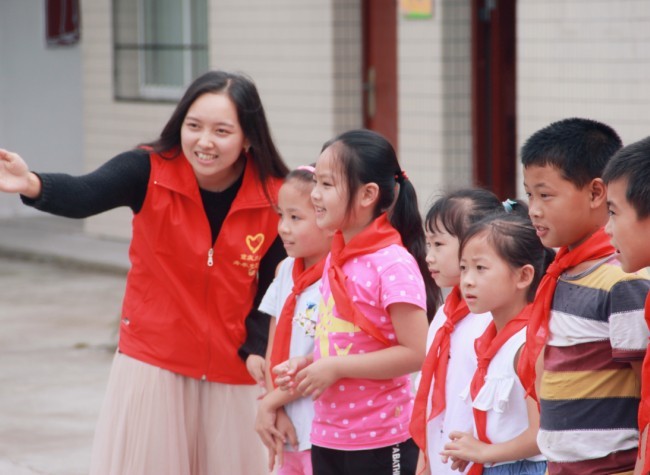 Empowering Chongqing: Celebrating the Selfless Spirit of Young Volunteers on Their Day