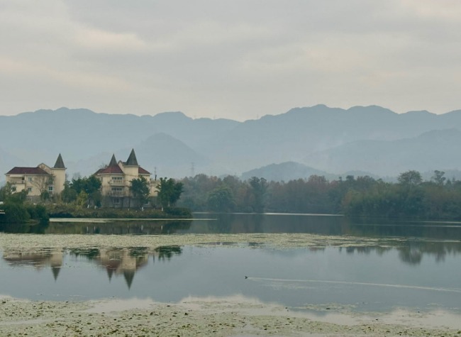 Explore Chongqing Liangping's Ecological Wonders: Wetland, Pomelo Garden, and Fishing Village
