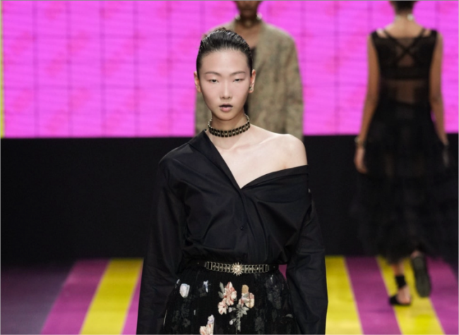 Chongqing's Rising Star on the Paris Fashion Runway | Locals