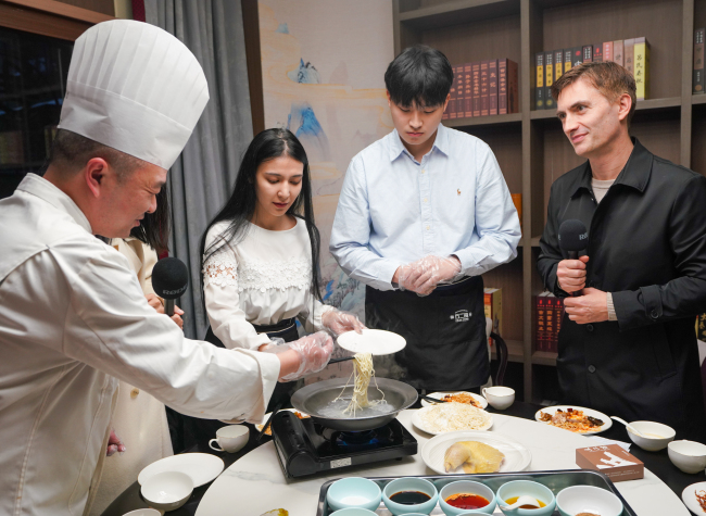 Global Palates Meet Local Flavors: Int'l Students Dive into Chongqing's Culinary Wonders