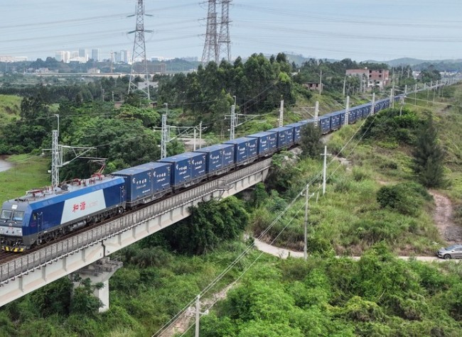 Trade Activities Vigorous via Land-Sea Trade Corridor