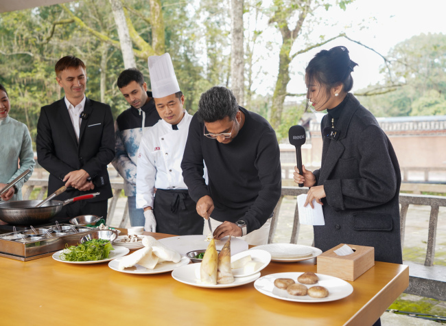 Foreign Students Learn to Cook Chongqing Liangping Vegetarian Dishes