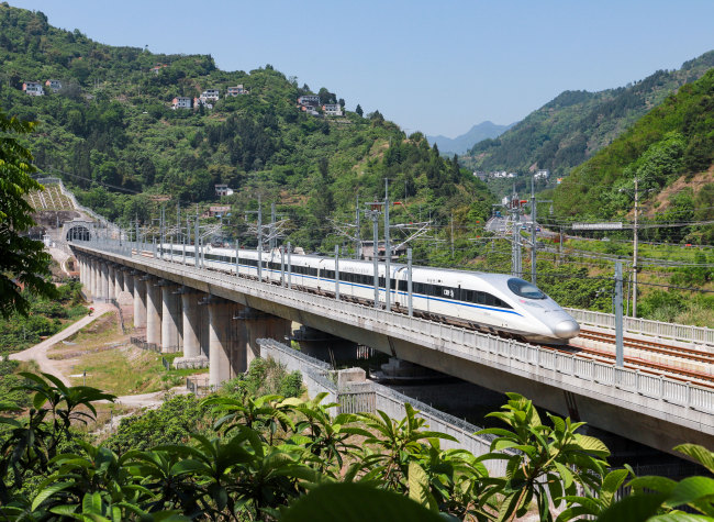 Zhengzhou-Chongqing Rail's First Batch Train Enhances Manufacturing and Freight
