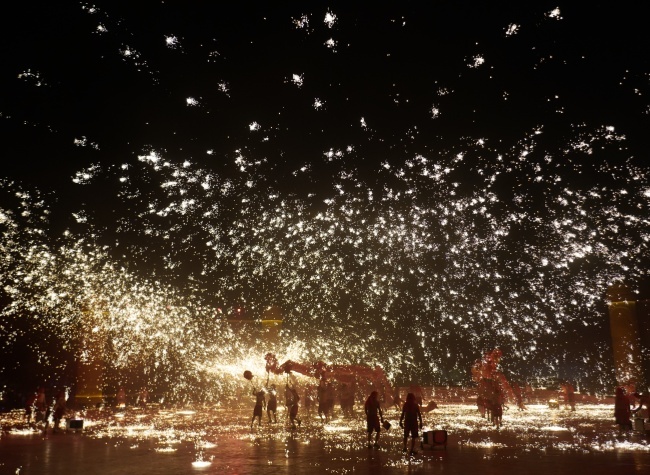 Spectacular Dragon Dance Sparks Excitement at Chongqing's Spring Festival Celebrations