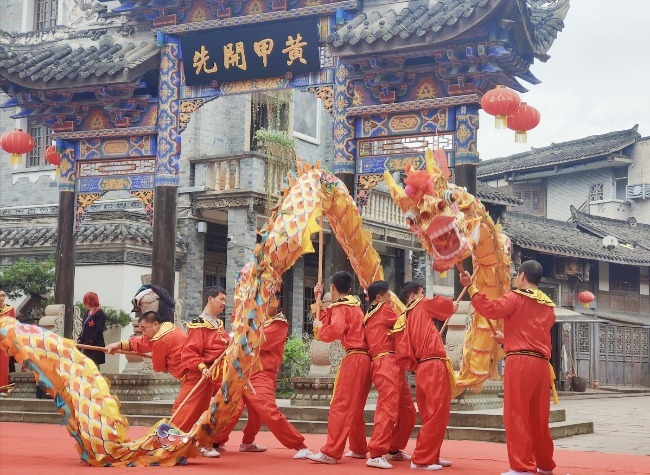 Tongliang Dragon Soars High: Anju Ancient Town Embraces Lantern Festival Celebrations