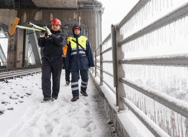 Highway, Railway Traffic Gradually Restored in China's Freezing Provinces