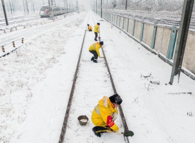 Chongqing Railway Sector Activates Emergency Response Amid Heavy Snow, Freezing Rain