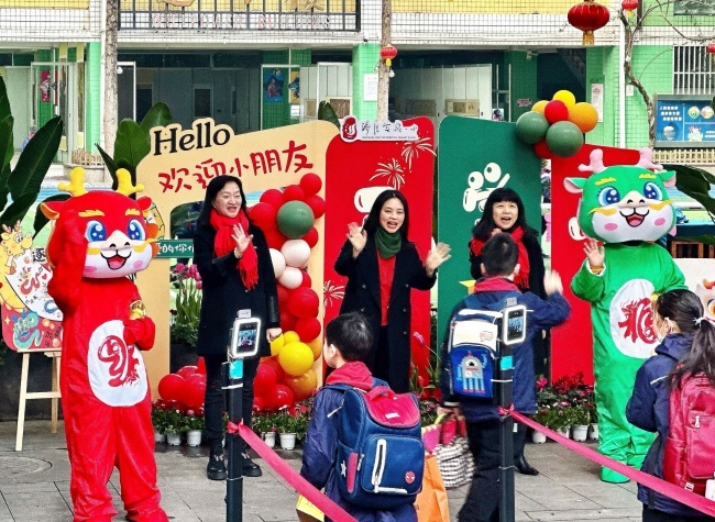 Chongqing Schools Blend Tradition with Modernity for New Semester