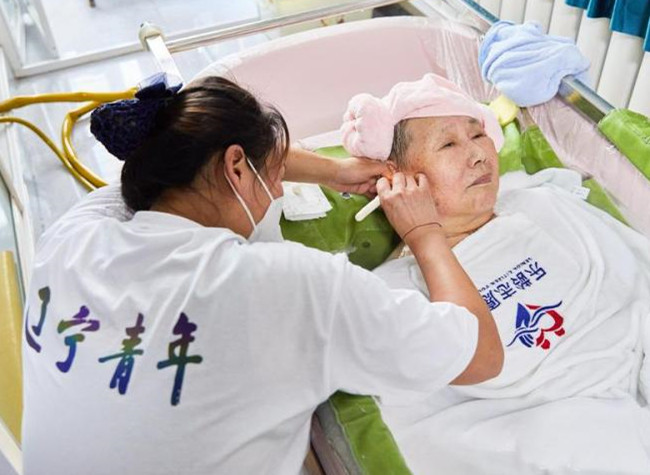 Young Chinese Strike Gold in Caring for Silver-Haired Retirees