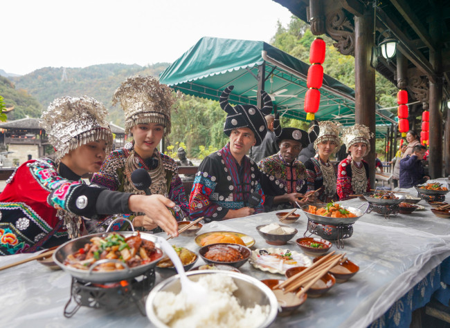 Tasty Chongqing: Miao Heritage Cuisine Captivates Int'l Students' Palates