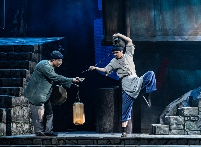 Stage Play 'Teahouse on River Street' Portraying Chongqing Spirit through Local People's Tales