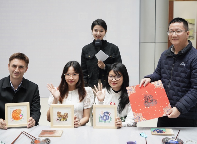 Qijiang Farmers' Prints: Portraits of Rural Life and Urban Impressions