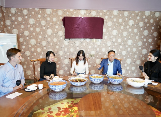 Tasty Chongqing: Int'l Students Learn to Cook Famous Qijiang Dishes