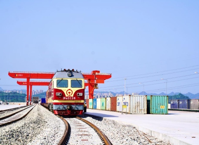 Train Loaded with Chemicals Departs Fuling Longtou Port for Global Destinations